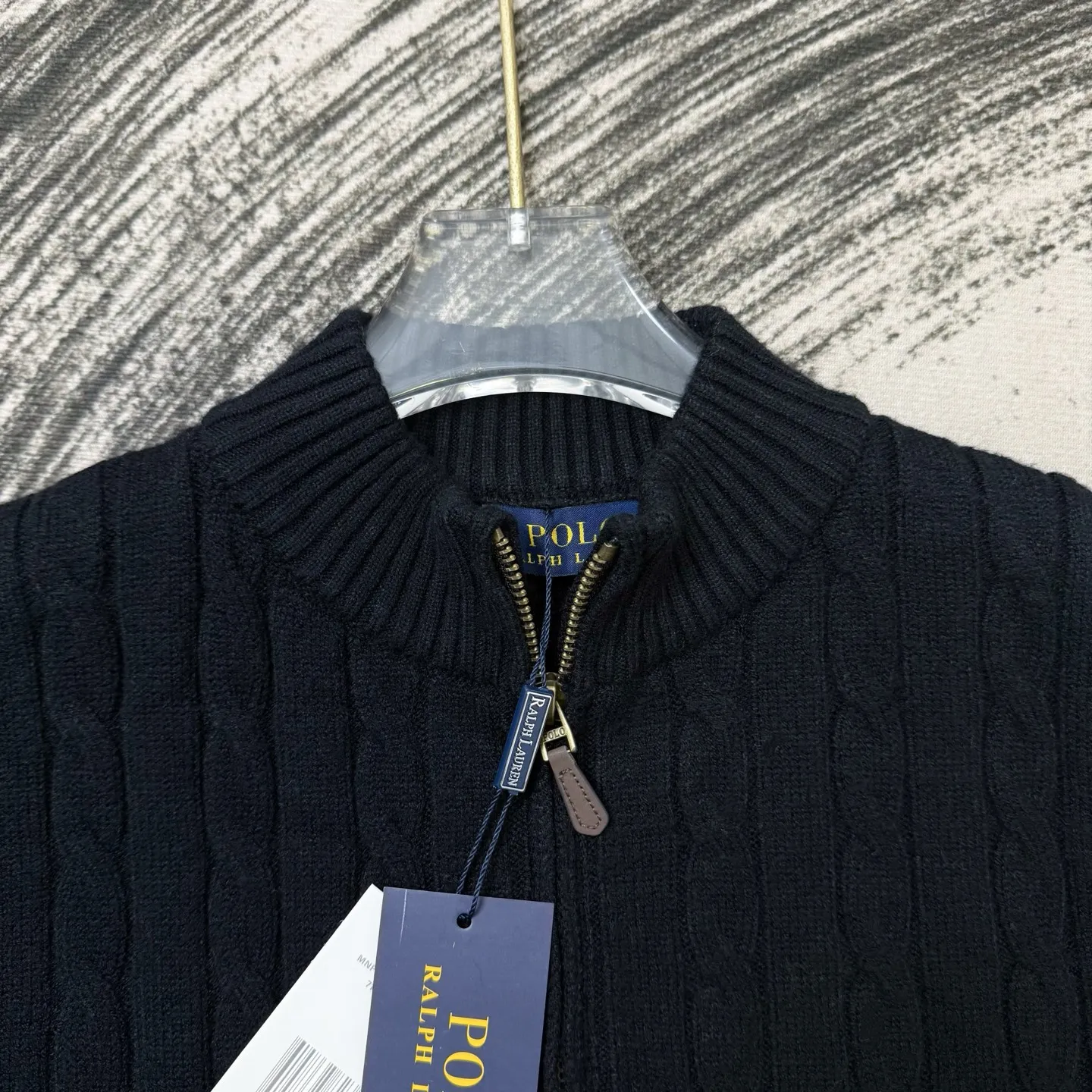 P230 Ralph Lauren half-zip embroidered wool knitted sweater with small logo on the chest, the same style at palph Lauren counters. Made of heavy wool knitted fabric. Old money design. Girls look cute on the upper body and boys show off their figure. Very textured on the handle. Three-dimensional and atmospheric. Versatile product for autumn and winter. Simple and elegant. Uses os version. The upper body effect is great. Suitable for all body types. Soft and comfortable. Machine washable. Does not fade or deform. Customized zipper hardware. Complete accessories. The chest is embroidered with pickaxes and little figures. It is full of classic evergreen styles. Restored zp 2:1. Same style for men and women. Versatile. Size s m l xl. Color black gray.
